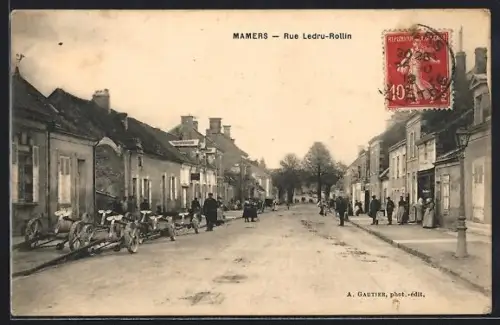 AK Mamers, Rue Ledru-Rollin animée avec passants et vélos