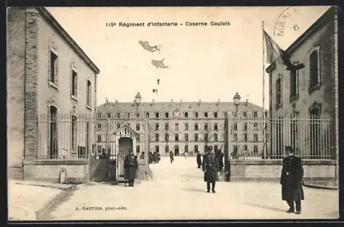 AK Mamers, 115e Régiment d`Infanterie, Caserne Gaulois avec soldats à l`entrée