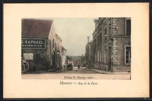 AK Mamers, Rue de la Poste avec bâtiments historiques et publicité pour St. Raphaël Quinquina