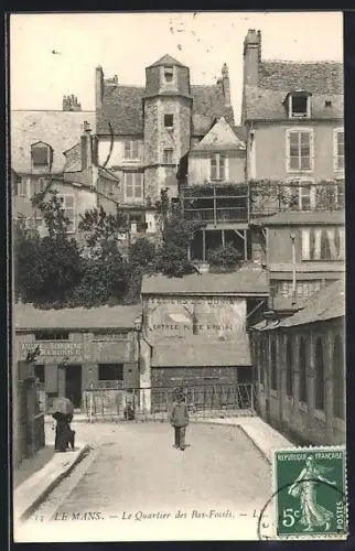 AK Le Mans, Le Quartier des Bas-Fossés, vue sur les maisons anciennes et la rue animée