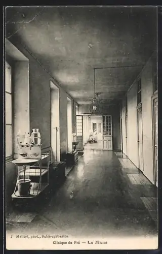 AK Le Mans, Clinique du Pré, couloir intérieur avec équipements médicaux