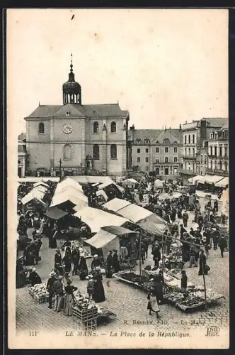 AK Le Mans, La Place de la République animée avec marché et église en arrière-plan