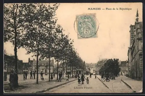 AK Mamers, Place de la République avec passants et arbres alignés