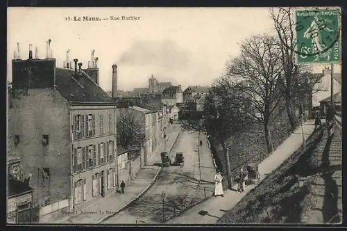 AK Le Mans, Rue Barbier avec passants et calèches
