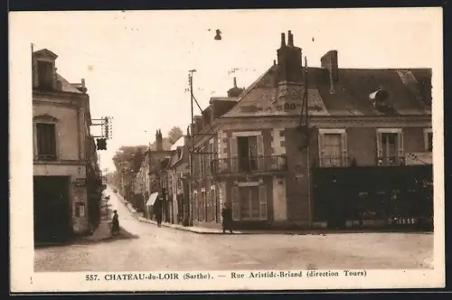 AK Château-du-Loir, Sarthe, Rue Aristide-Briand en direction de Tours