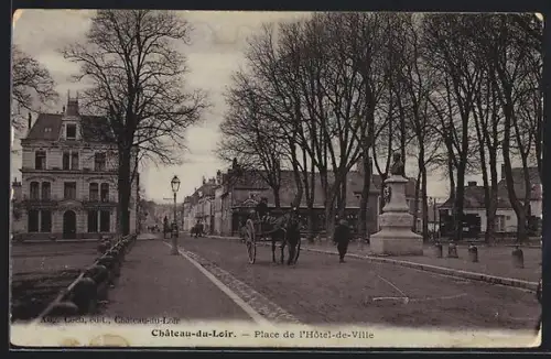 AK Château-du-Loir, Place de l`Hôtel-de-Ville avec monument et passants