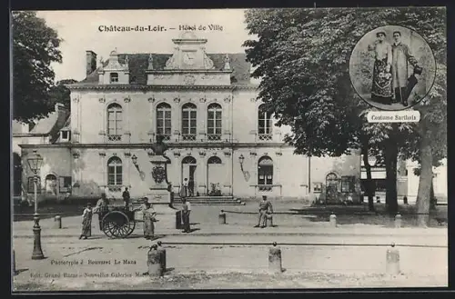 AK Château-du-Loir, Hôtel de Ville avec scène de rue animée et médaillon Costume Sartois
