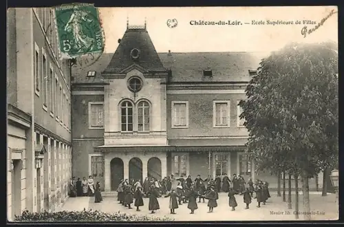 AK Château-du-Loir, École Supérieure de Filles avec élèves dans la cour