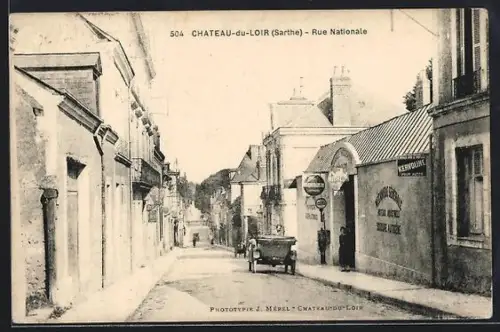 AK Château-du-Loir /Sarthe, Rue Nationale animée avec une voiture et bâtiments historiques