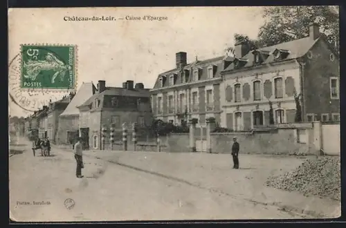 AK Château-du-Loir, Caisse d`Épargne et rue animée
