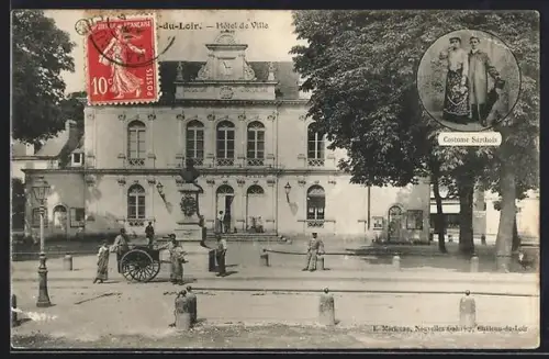 AK Château-du-Loir, Hôtel de Ville et personnage en costume sarthois