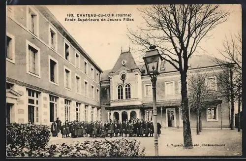 AK Château-du-Loir /Sarthe, École Supérieure de Jeunes Filles avec élèves devant le bâtiment