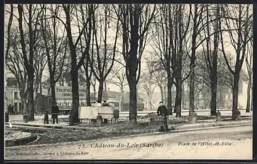 AK Château-du-Loir /Sarthe, Place de l`Hôtel-de-Ville avec arbres et passants
