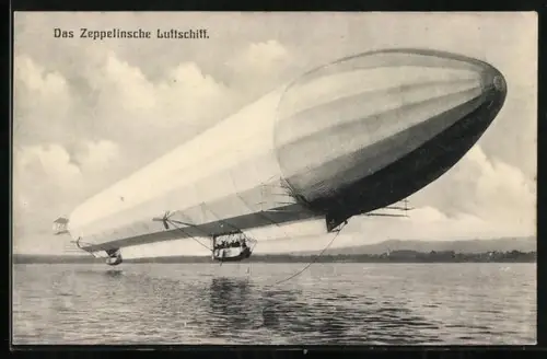 AK Das Zeppelinsche Luftschiff dicht über der Wasseroberfläche