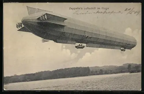 AK Zeppelin`s Luftschiff im Fluge über einem Gewässer