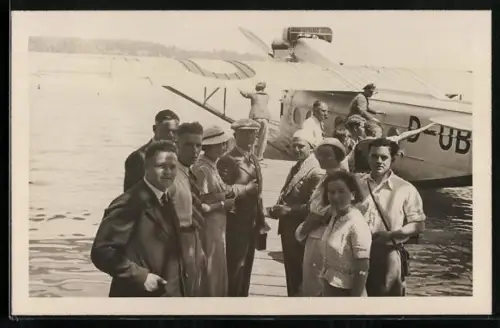 AK Dornier-Wasserflugzeug Delphin an einem Landungssteg mit Fluggästen