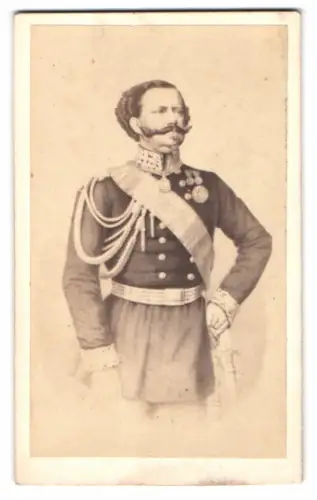 Fotografie Viktor Emanuel II, König von Sardinien-Piemont in Uniform