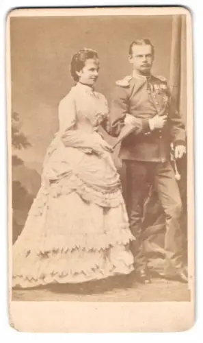 Fotografie Prinz Leopold von Bayern mit Erzherzogin Gisela von Österreich (Tochter von Kaiserin Sissi), Uniform
