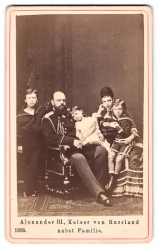 Fotografie Zar Alexander III. von Russland mit Zarin Maria Feodorowna und ihren Kindern, Uniform