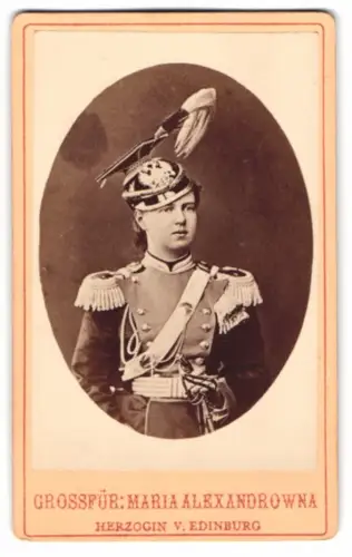 Fotografie Portrait Grossfürstin Maria Alexandrowna von Russland in Ulanen Uniform mit Tschapka, Herzogin von Edinburgh