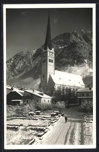 AK Bad Hofgastein, Strassenpartie mit Kirche im Schnee
