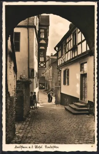 AK Beilstein /Mosel, Strasse, vom Nordosttor aus gesehen