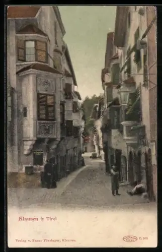 AK Klausen in Tirol, Strassenpartie mit Passanten