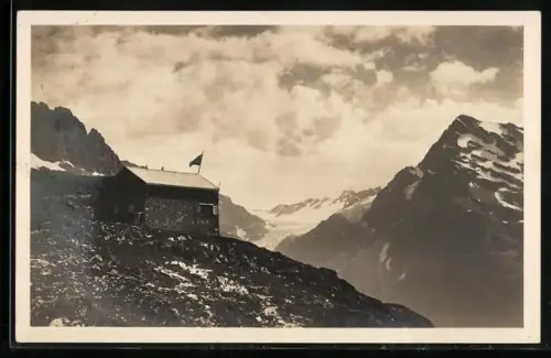 AK Windgällenhütte, Berghütte mit Blick auf Hüfligletscher und Düssistock