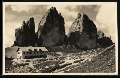 AK Rifugio Tre Cime, Berghütte mit Blick auf die Drei Zinnen