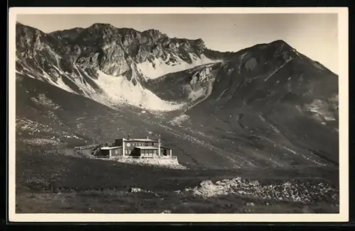 AK Parsennhütte, Berghütte mit Blick auf Casanna und Grünhorn