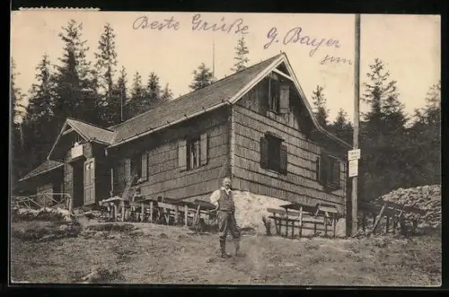 AK Herrgottschnitzerhütte, Mann vor der Berghütte