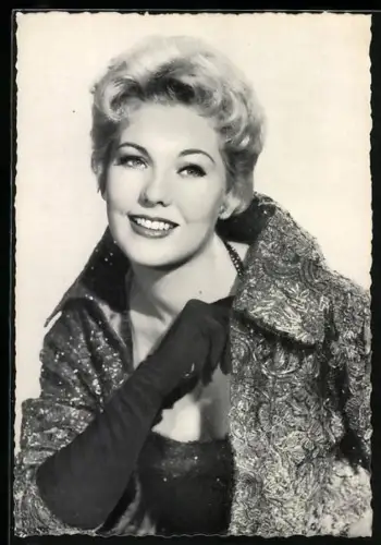 AK Schauspielerin Kim Novak in Mantel und langen Handschuhen