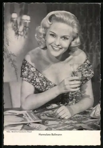 AK Schauspielerin Hannelore Bollmann mit Glas in der Hand