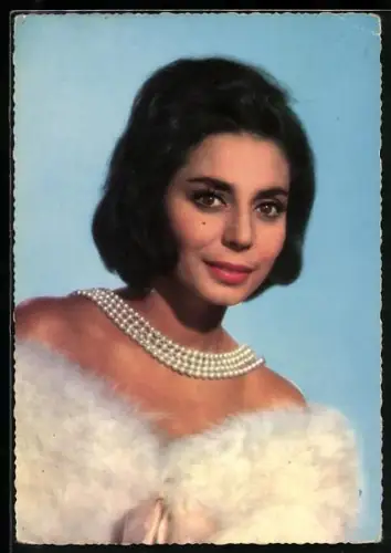 AK Musikerin Carmela Corren mit Pelzmantel