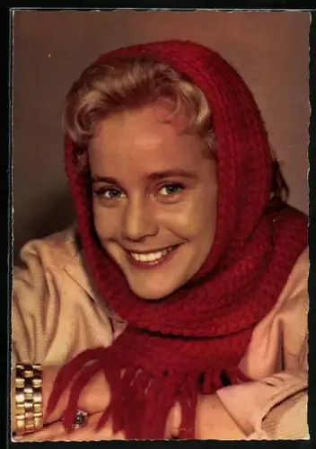AK Schauspielerin Maria Schell mit rotem Schal