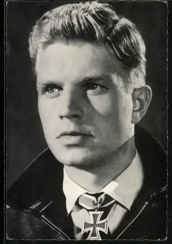 AK Schauspieler Hardy Krüger in einer Filmrolle mit eisernem Kreuz