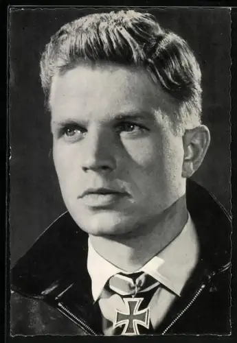 AK Schauspieler Hardy Krüger in einer Filmrolle mit eisernem Kreuz