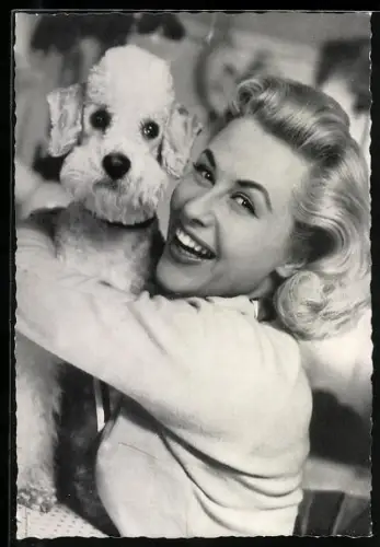 AK Schauspielerin Bibi Johns mit Pudel in einer Filmroll