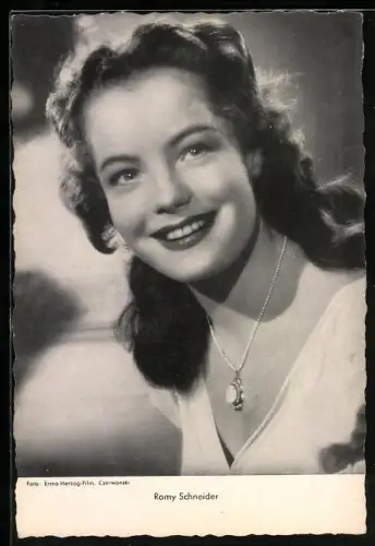 AK Schauspielerin Romy Schneider im weissen Kleid
