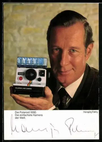 AK Schauspieler Hansjörg Felmy mit einer Polaroid-Kamera, Autogaramm
