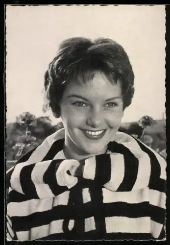 AK Schauspielerin Hannelore Bollmann in gestreifter Bluse