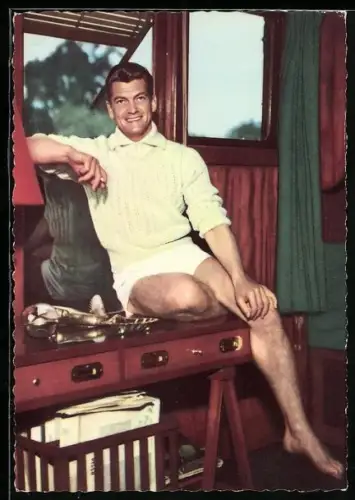 AK Schauspieler Jean Marais in kurzen Hosen unter Deck