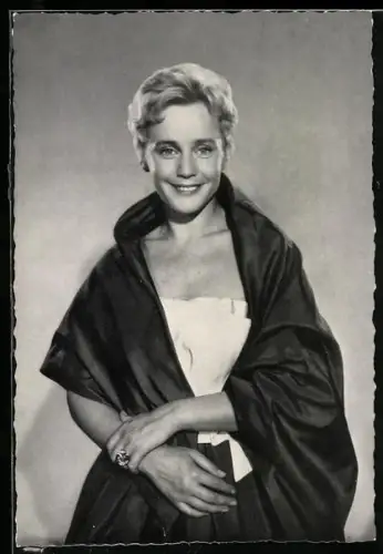 AK Schauspielerin Maria Schell im seidenen Umhang