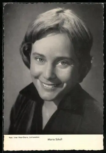 AK Schauspielerin Maria Schell lächelnd in Kamera schauend