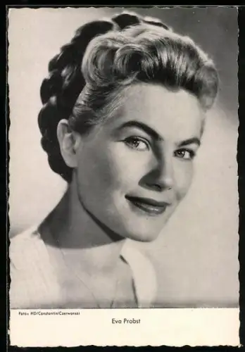 AK Schauspielerin Eva Probst schaut freundlich in die Kamera