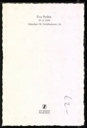 AK Schauspielerin Eva Probst schaut freundlich in die Kamera