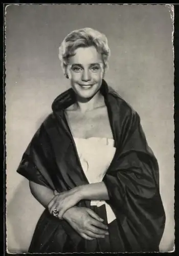 AK Schauspielerin Maria Schell im seidenen Umhang