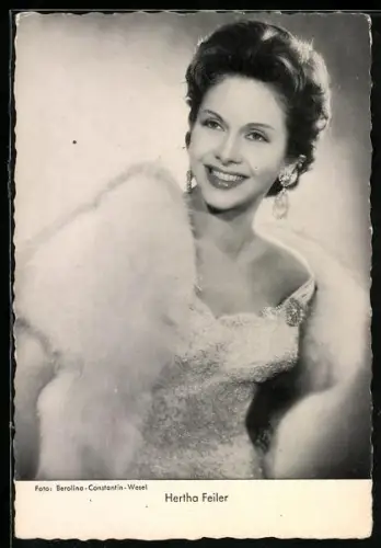 AK Schauspielerin Hertha Feiler im Spitzenkleid mit Pelzstola