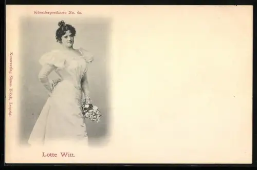 AK Schauspielerin Lotte Witt im hellen Kleid mit Blumen in der Hand