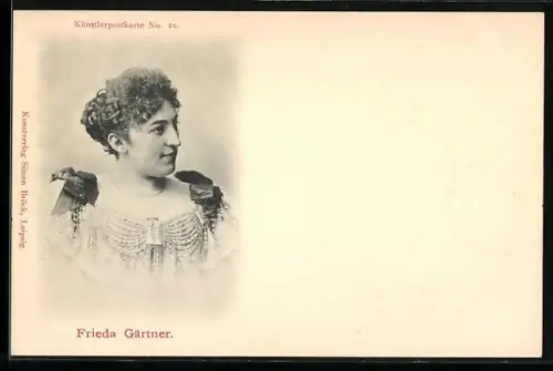 AK Schauspielerin Frieda Gärtner blickt lächelnd in die Ferne